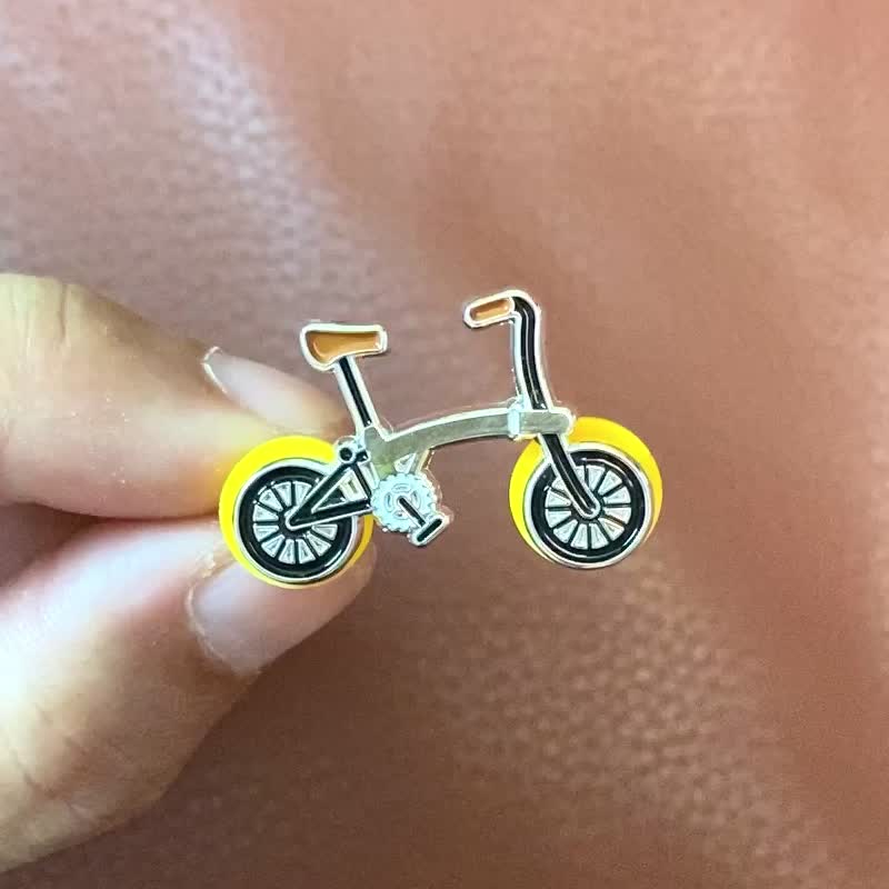 Folding Bicycle Enamel Pin – Gift for Cyclists – Bicycle Pin – Foldie Pin - 徽章/別針 - 其他金屬 多色