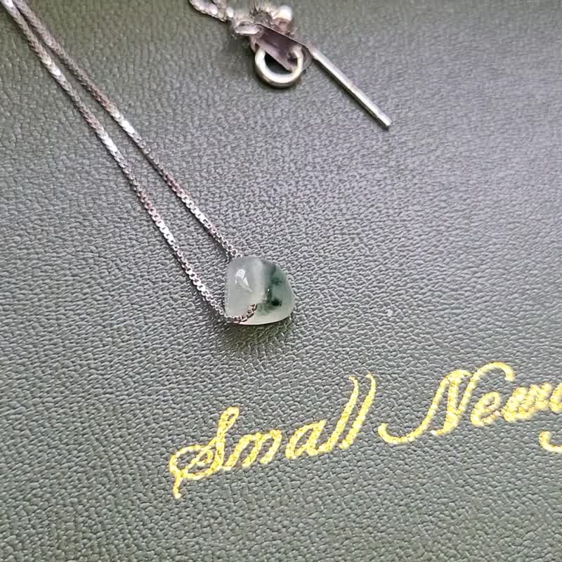 Pro-Cui natural jade high ice fresh floating flower raw stone sterling silver clavicle chain minimalist low-key raw stone beauty - สร้อยคอ - หยก 