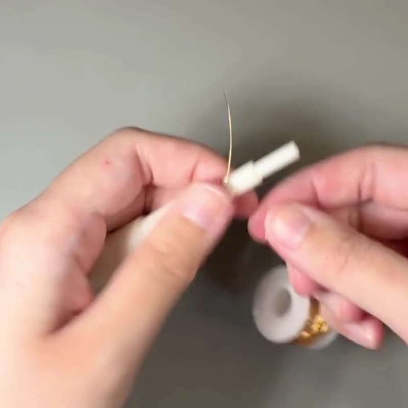 妖豔盛開的紅色彼岸花與施華洛世奇水晶的耳針 / 耳夾 樹脂・線材 曼珠沙華 - 耳環/耳夾/耳骨夾 - 樹脂 紅色