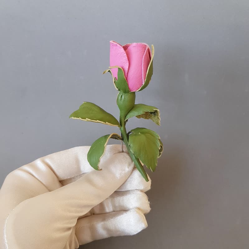 胸元を彩るピンクローズのレザーブローチ - 彼女への贈り物に、特別なレザーアクセサリーを。 - ブローチ - 革 ピンク