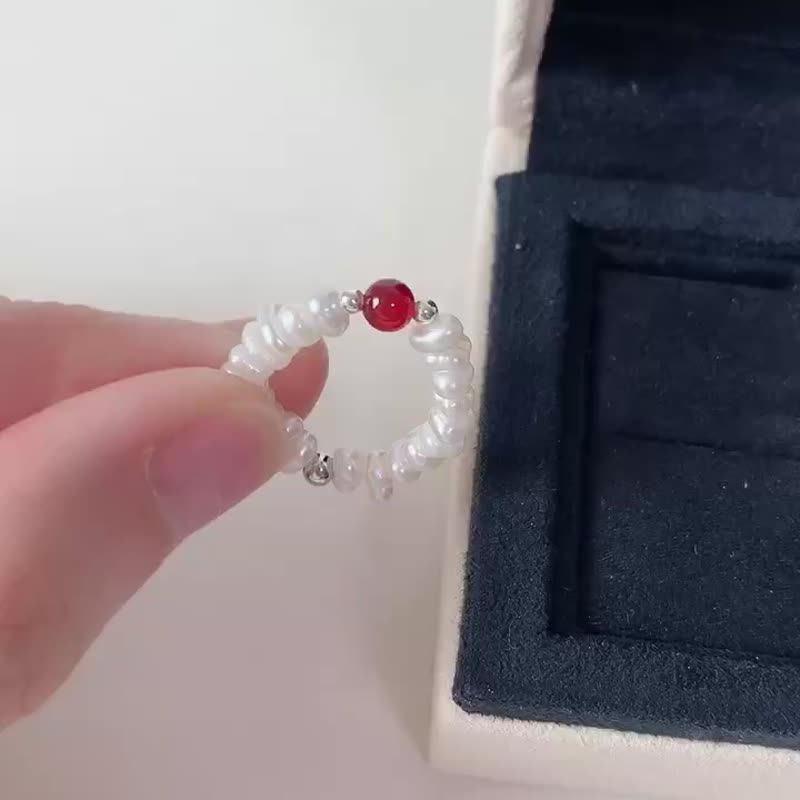 Natural Baroque Pearl and Garnet Silver Bead Ring - แหวนทั่วไป - ไข่มุก หลากหลายสี